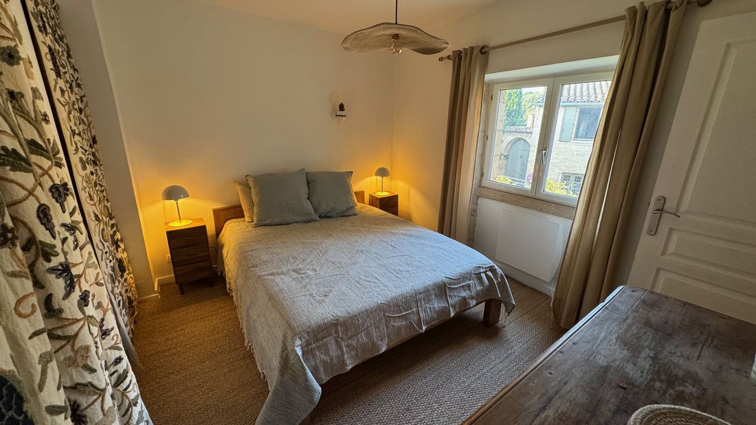 La grande fenêtre de la chambre principale, ouverte sur la terrasse
