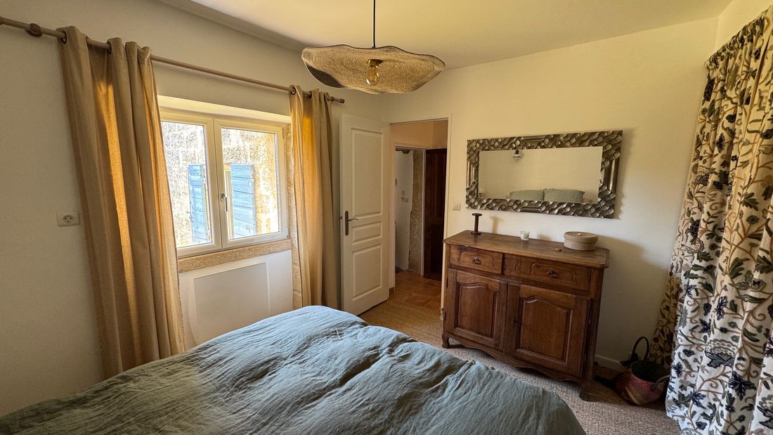 La commode ancienne et le miroir de la chambre principale