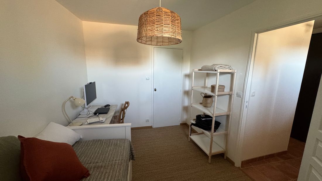 Le lit gigogne de la deuxième chambre en configuration simple