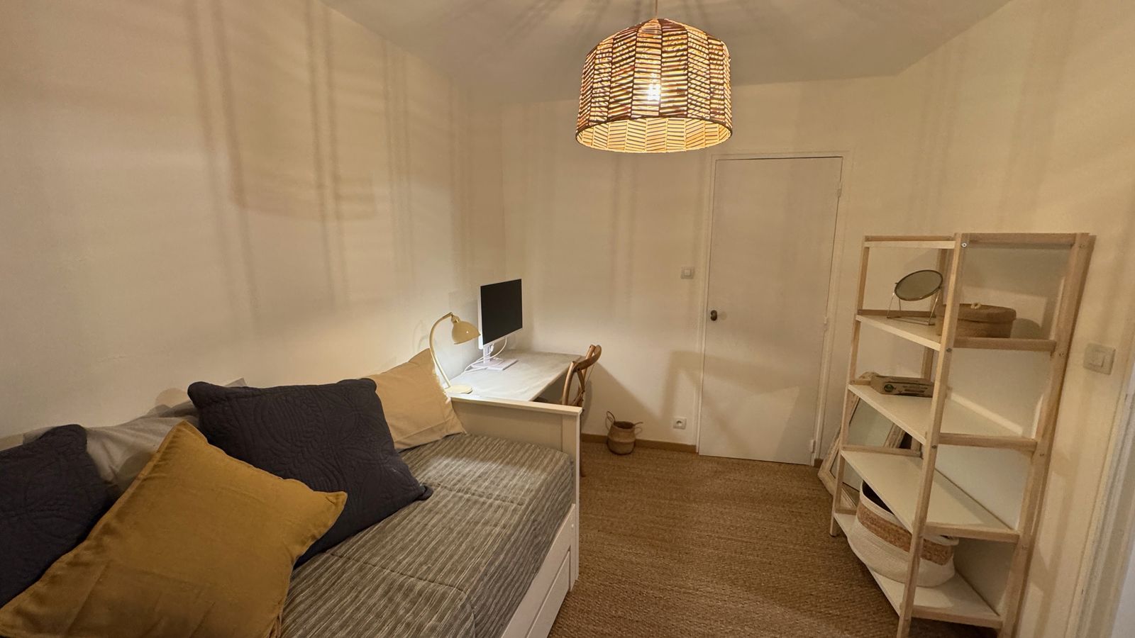 La deuxième chambre, lit gigogne et poste de travail avec écran