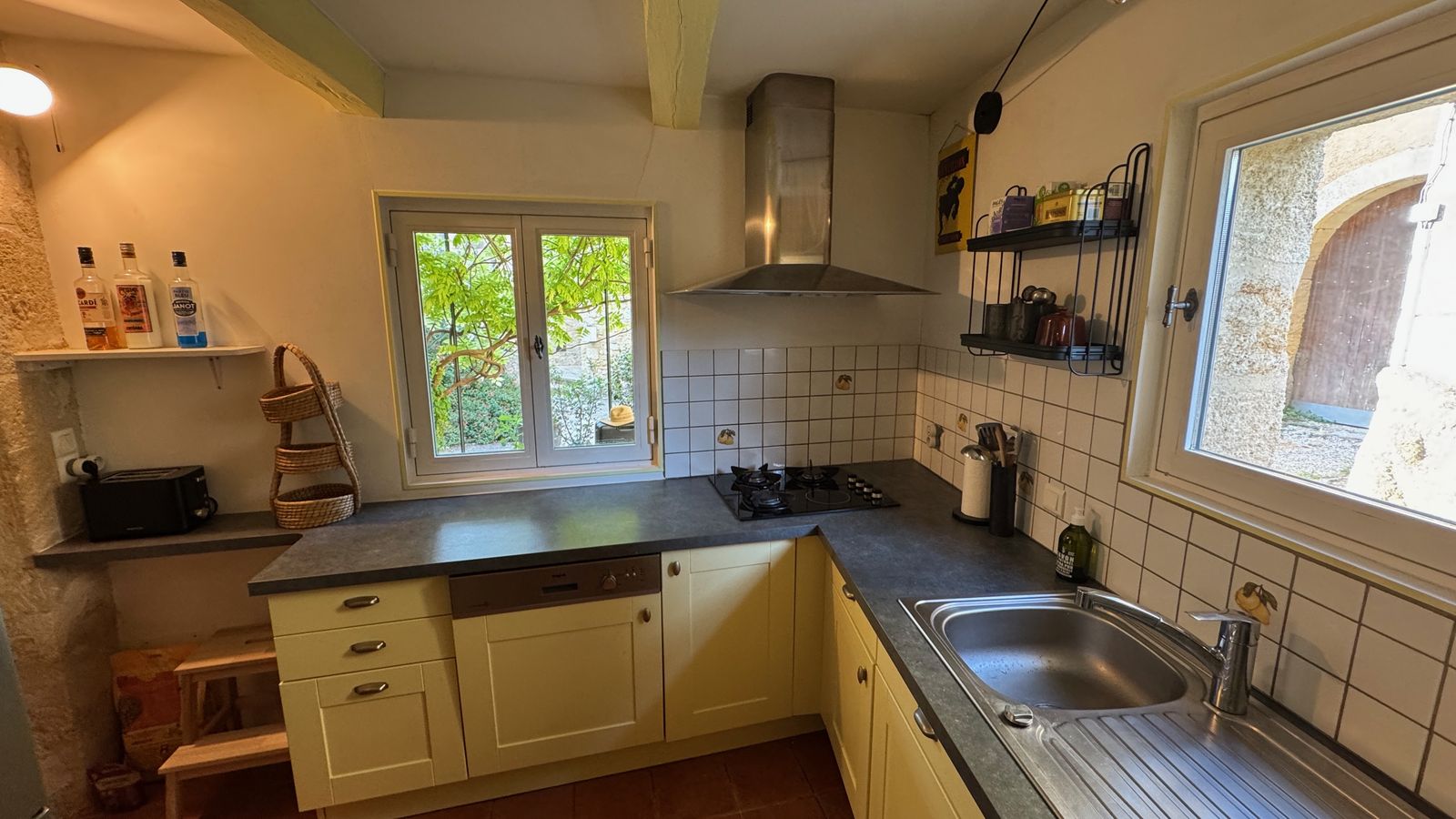 La cuisine, plan de travail et plaque au gaz