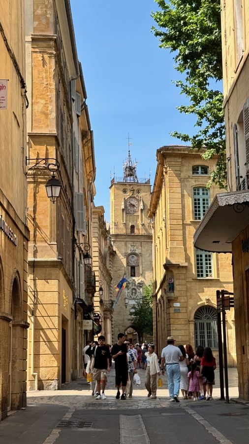 Rue d'Aix-en-Provence menant à la tour de l'hôtel de ville