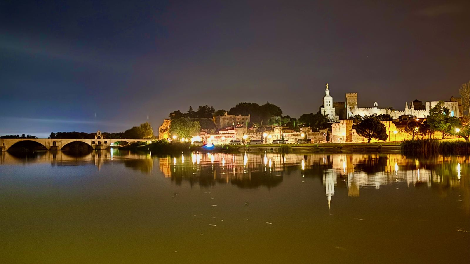 La place de l'Horloge et son carrousel, le soir