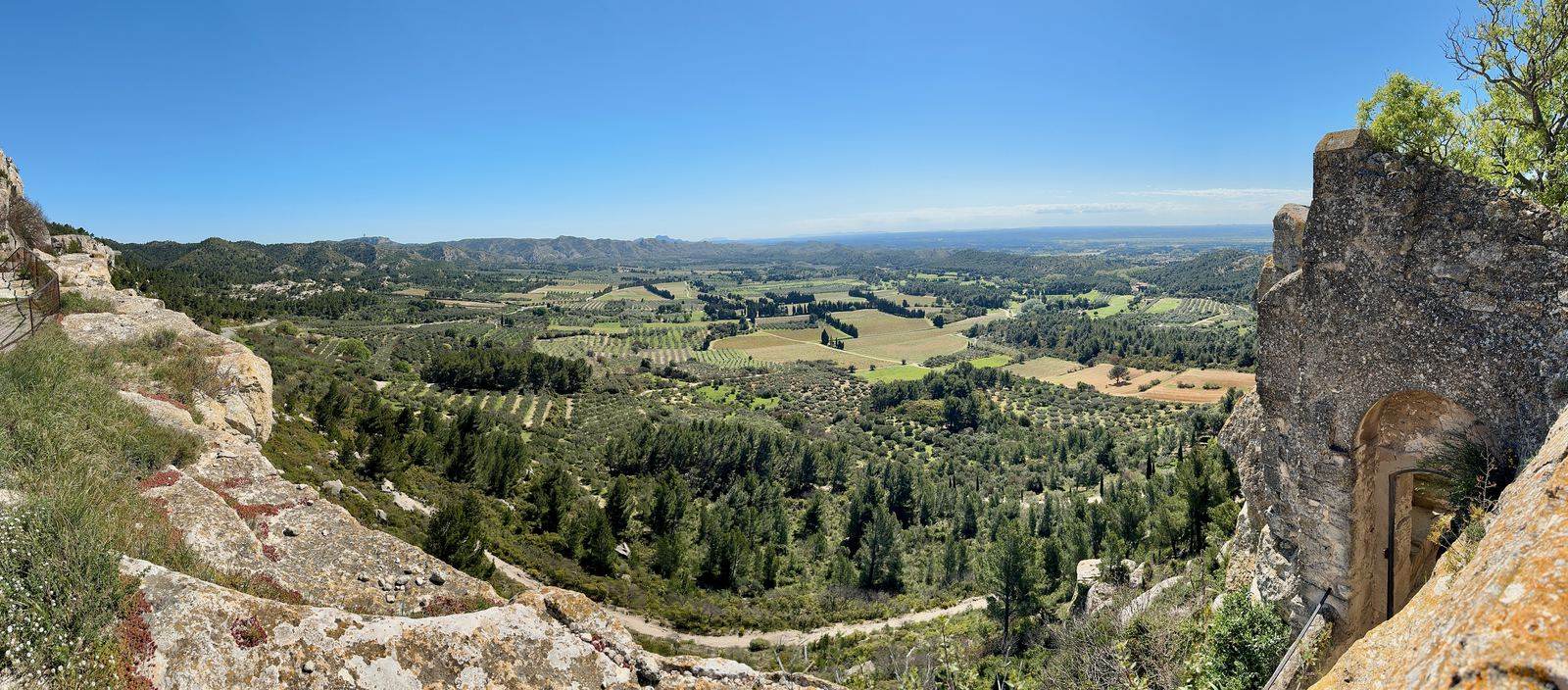 Vue panoramique du plateau des Alpilles depuis les Baux-de-Provence