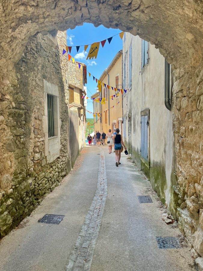 Le village perché de Lussan et ses remparts