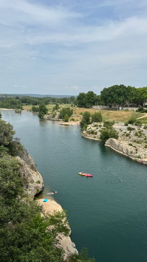 Canoës sur le Gardon au pied du Pont du Gard