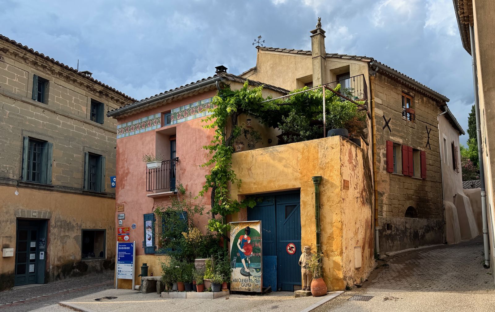 Façades colorées d'ateliers à Saint-Quentin-la-Poterie