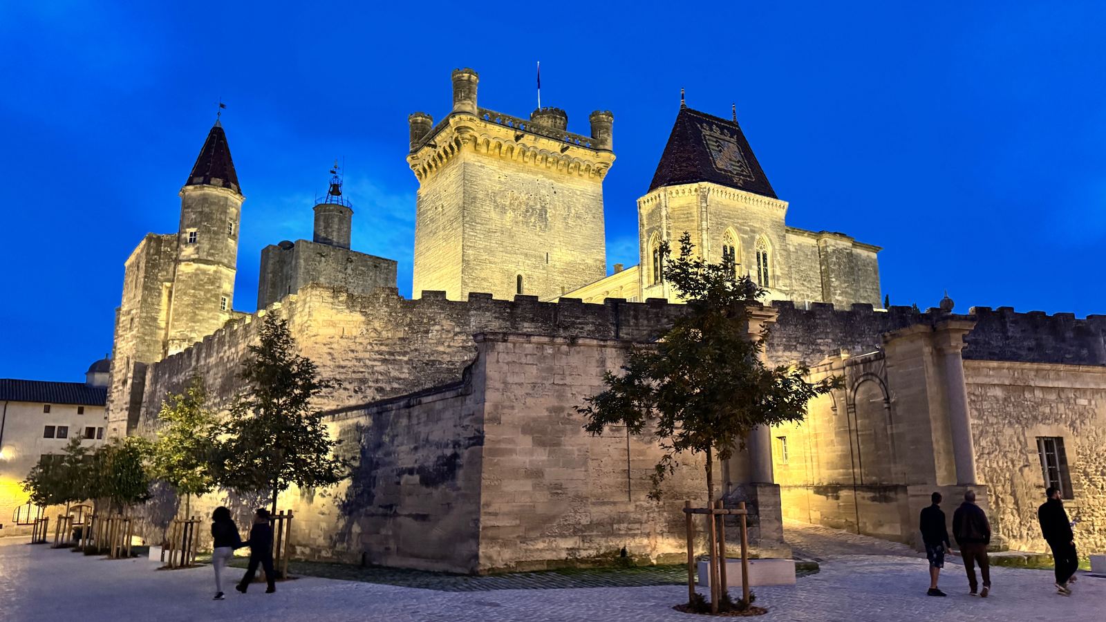 Le Duché d'Uzès illuminé à la tombée de la nuit