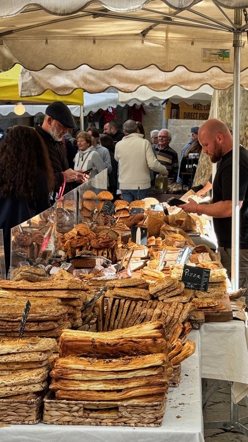 Étal de fougasses au marché d'Uzès