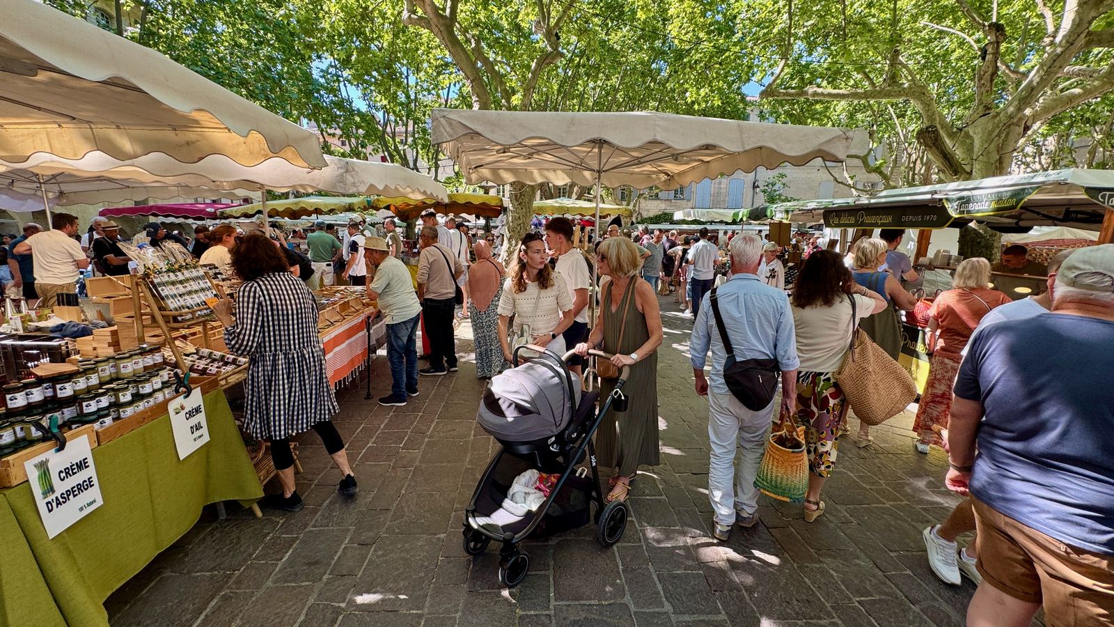 Le marché du samedi sous les platanes