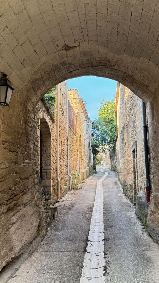 Passage voûté ouvrant sur une ruelle de Saint-Siffret
