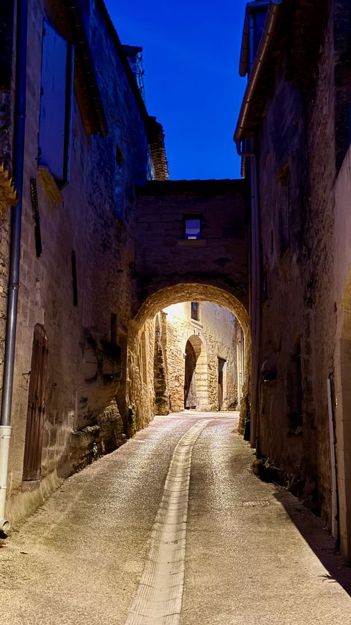 Ruelle voûtée de Saint-Siffret sous l'éclairage du soir